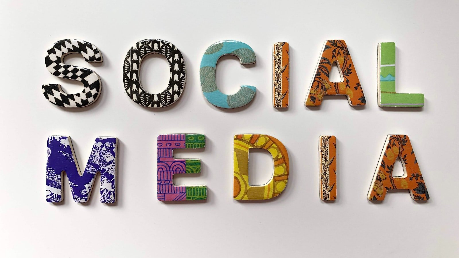 The Social Proof Phenomenon: Understanding its Impact on Trust-building