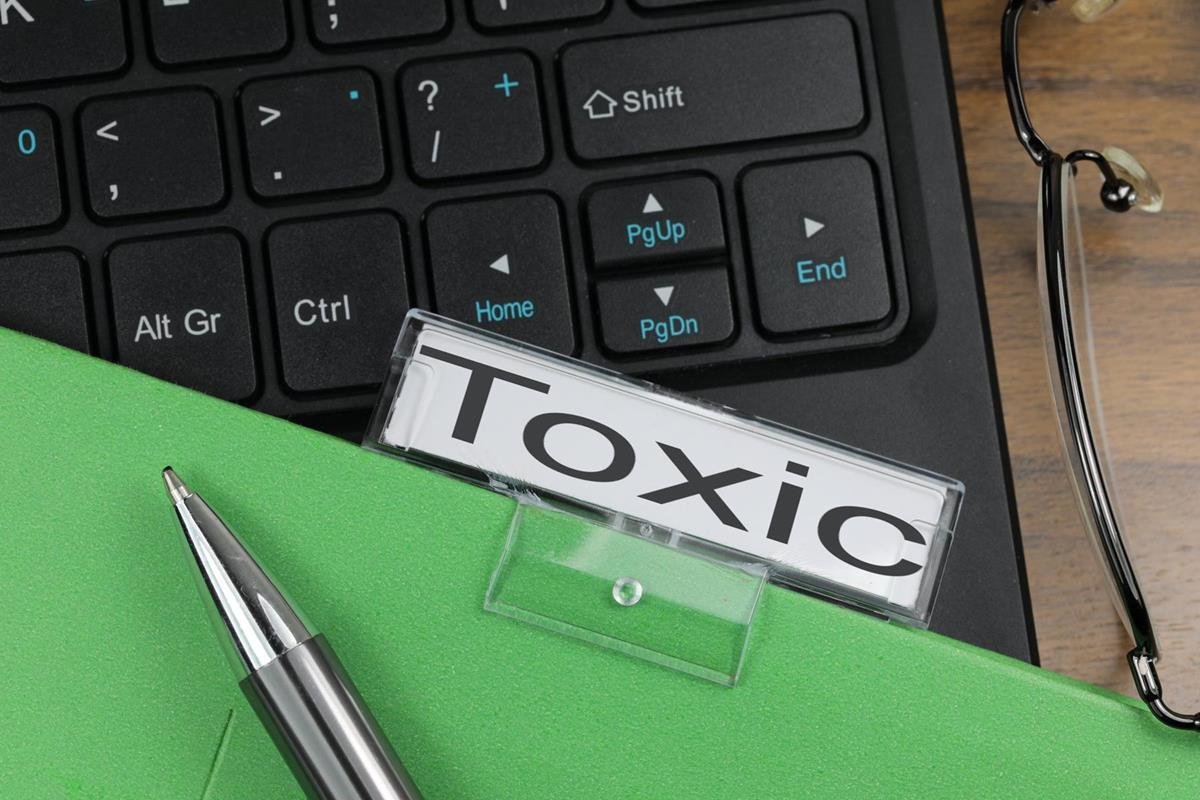 Recognizing the Signs of Link Toxicity: Identifying Harmful Relationships
