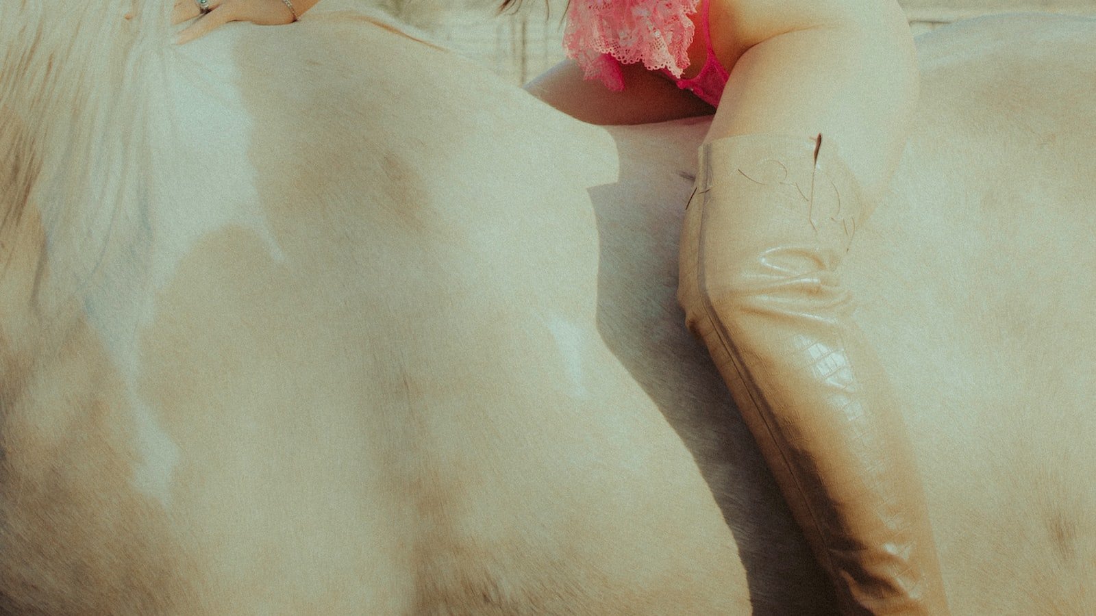 Understanding the Key Elements of Influencer Contracts
Examining⁤ the Role of Compensation and⁢ Deliverables⁤ in Influencer Contracts
Navigating the⁣ Legal Aspects of Influencer Contracts
Crafting Effective Contract Clauses for Influencer Collaborations