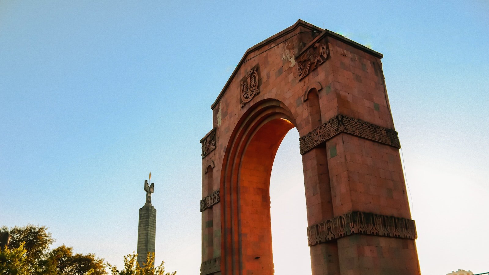 Utilizing Descriptive Captions to⁣ Boost Image Relevance in Search